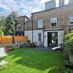 Quiet Stunning 2-Bedroom Flat With Private Garden