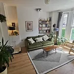 Quiet Stunning 2-Bedroom Flat With Private Garden